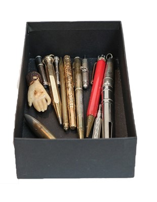 Lot 196 - A quantity of vintage fountain pens, including...