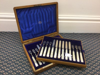 Lot 2018 - A Cased Set of Twelve Edward VII Silver and Mother-of-Pearl Fruit-Eaters