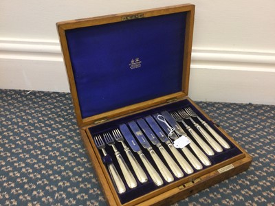 Lot 2017 - A Cased Set of Twelve Edward VII and George V Silver Fish-Eaters