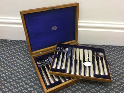 Lot 2017 - A Cased Set of Twelve Edward VII and George V Silver Fish-Eaters