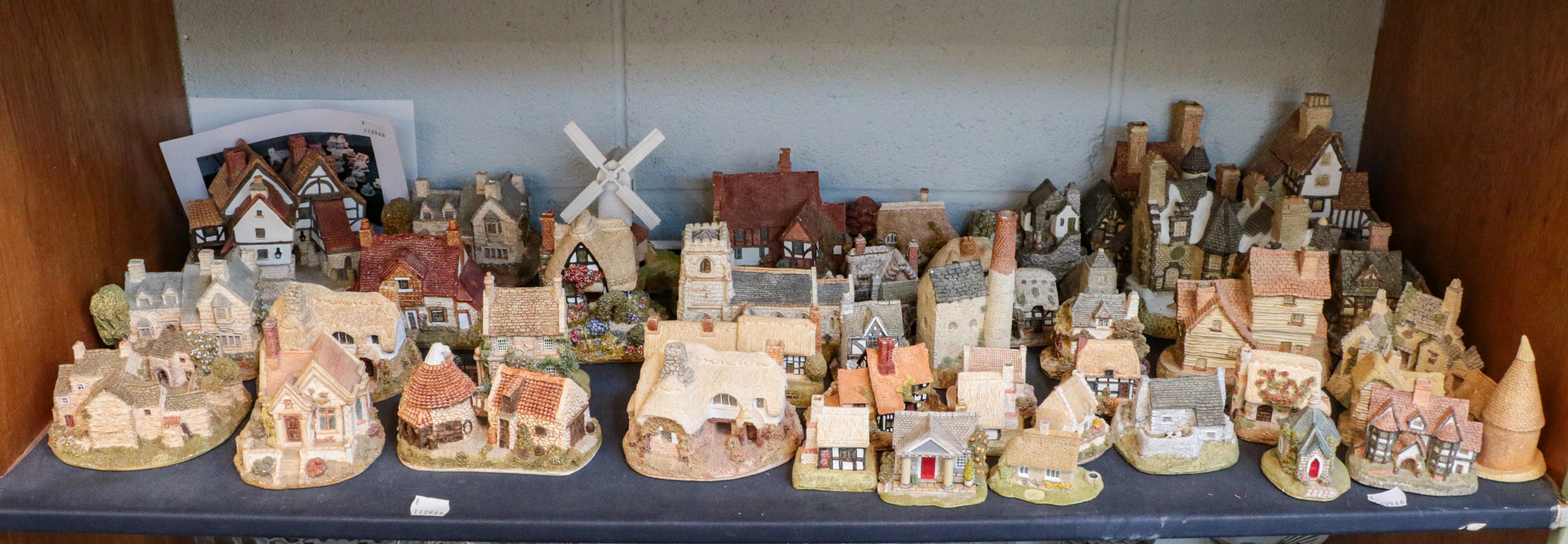 Lot 248 - A collection of Lilliput lane cottages