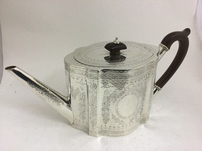Lot 2106 - A Victorian Silver Teapot