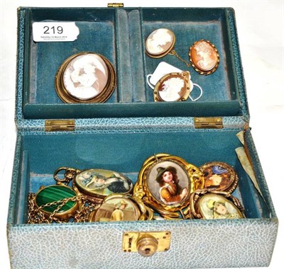 Lot 219 - Assorted cameo and Victorian brooches in a box