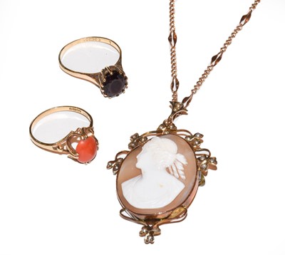 Lot 89 - A cameo and split pearl pendant on chain,...