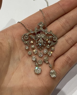 Lot 2081 - An Edwardian Diamond Necklace