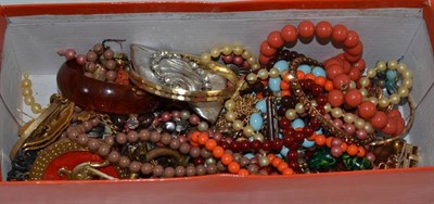 Lot 274 - A box of costume jewellery