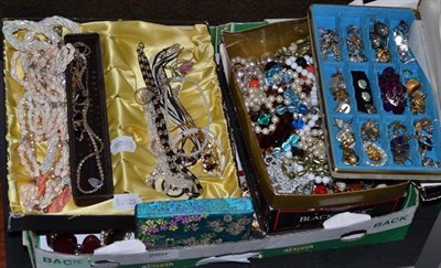 Lot 280 - Box of assorted costume jewellery