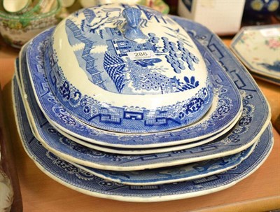 Lot 286 - Five blue and white meat plates and a tureen cover