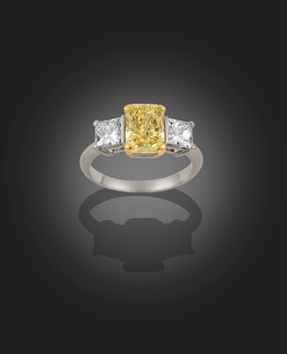 Lot 2087 - A Platinum Diamond Three Stone Ring