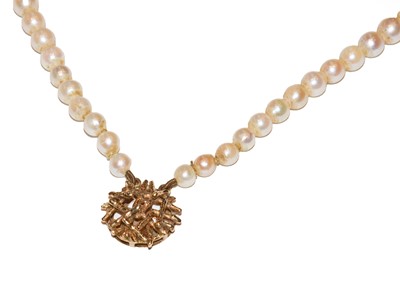 Lot 77 - A graduated two row cultured pearl necklace...