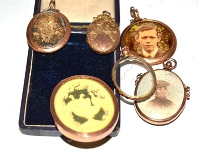 Lot 351 - A mourning brooch and five assorted lockets