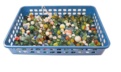 Lot 137 - A group of assorted marbles