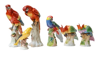 Lot 107 - A pair of large Samson Chelsea models of macaw...