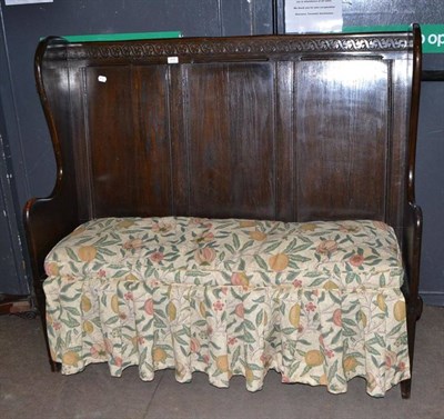 Lot 418 - An oak settle with winged sides