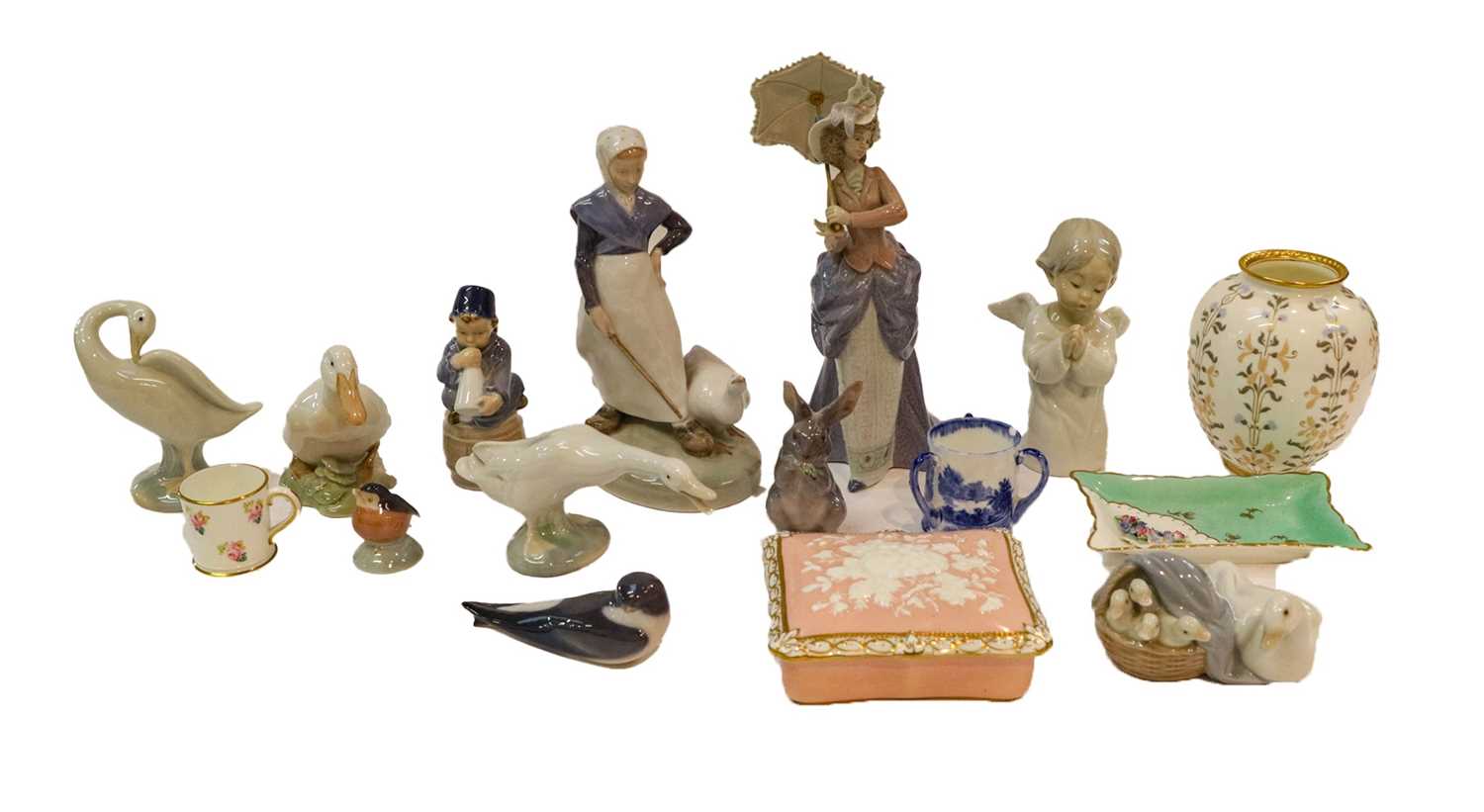 Lot 258 - Decorative ceramics, including Royal...