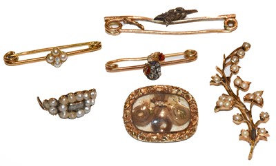 Lot 167 - A quantity of jewellery including a diamond...