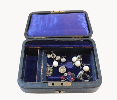 Lot 180 - A 9 carat gold bow brooch/pendant, length...
