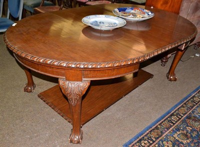 Lot 482 - Extending table and two leaves