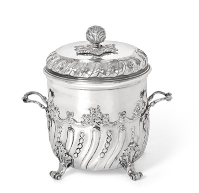 Lot 2156 - An Edward VII Silver Porringer and Cover