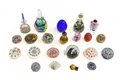 Lot 405 - A collection of 20th/21st century glass...