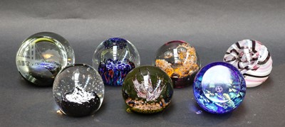 Lot 402 - A collection of 20th/21st century glass...