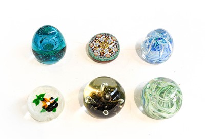Lot 401 - A collection of 20th/21st century glass...