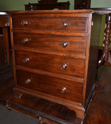 Lot 534 - A small mahogany chest of drawers