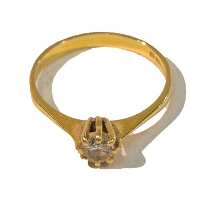 Lot 253 - An 18 carat gold diamond solitaire ring,...
