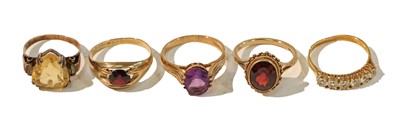 Lot 285 - Two 9 carat gold garnet rings, finger sizes...