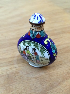 Lot 72 - A quantity of 20th century oriental scent...