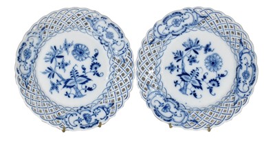 Lot 150 - A pair of Meissen Onion pattern blue and white...