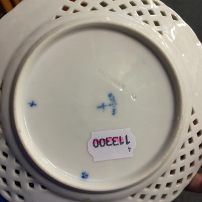 Lot 150 - A pair of Meissen Onion pattern blue and white...