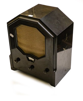 Lot 2109 - Fine Single-Mould Bakelite-Cased Early 1930s Wireless Receivers