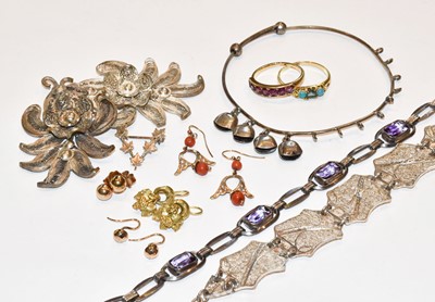 Lot 184 - A small quantity of jewellery including two...