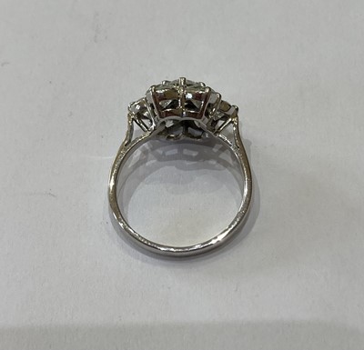 Lot 2065 - An 18 Carat White Gold Diamond Cluster Ring