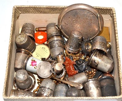 Lot 77 - Assorted silver and plated thimbles, miniature silver and other charms, compact, jewellery,...