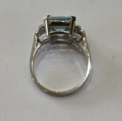 Lot 2006 - An Art Deco Style Aquamarine and Diamond Ring