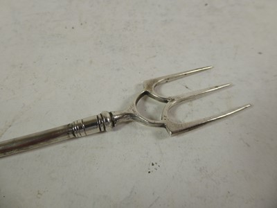 Lot 2040 - A George III Silver Telescoping Toasting-Fork
