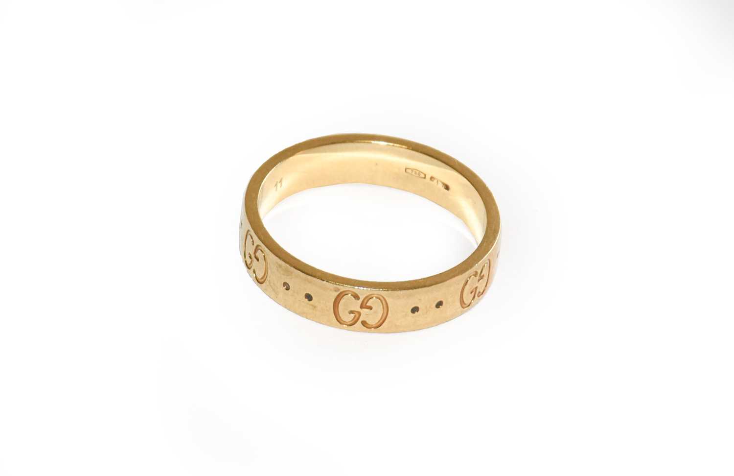 Lot 186 - A Gucci band ring, stamped '750', finger size...