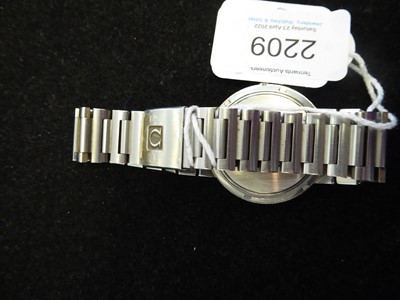 Lot 2209 - Omega: A Stainless Steel Calendar Centre Seconds Wristwatch