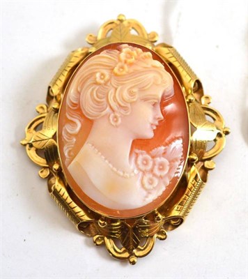 Lot 203 - A 9ct gold cameo brooch