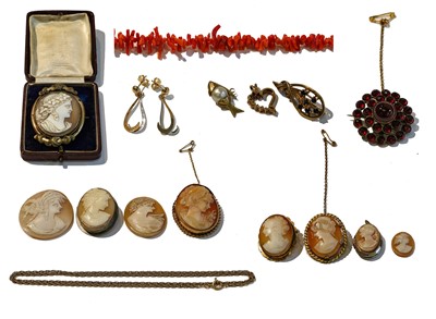 Lot 279 - A collection of jewellery including nine shell...
