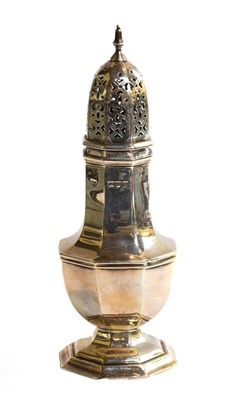 Lot 3 - An Edward VII Silver Caster, by the Goldsmiths...
