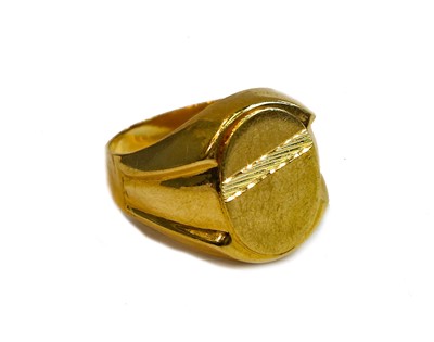 Lot 146 - A signet ring, stamped '750', finger size T