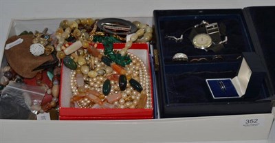 Lot 352 - A quantity of costume jewellery including gemstone bead necklaces, brooches, simulated pearls, etc