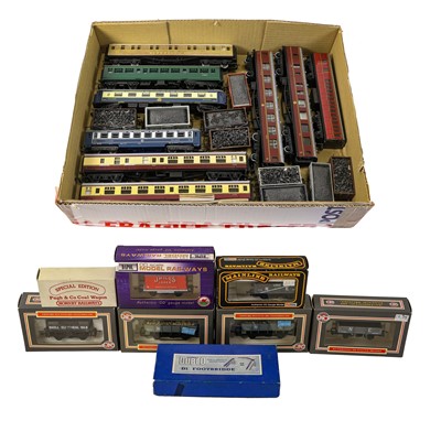 Lot 2176 - Various Manufacturers A Quantity Of Assorted Locomotives And Rolling Stock