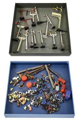 Lot 2175 - OO Gauge A Quantity Of Assorted Accessories