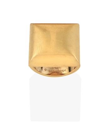 Lot 2355 - An Architectural Ring