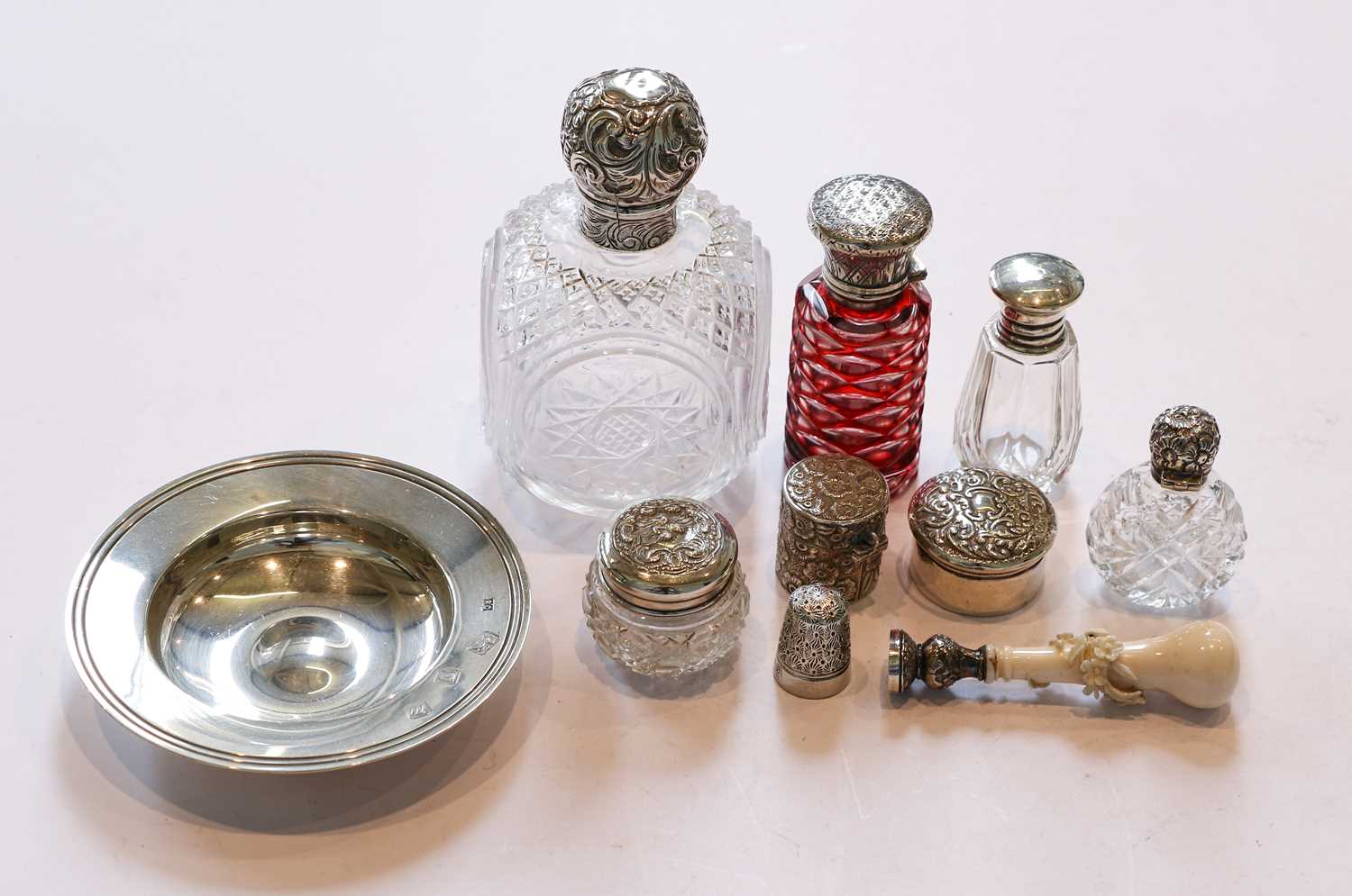 Lot 113 - A collection of silver and objects of vertu,...