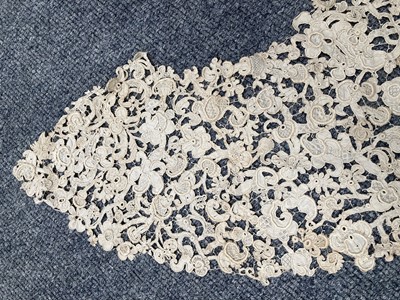 Lot 2122 - Assorted Mainly 19th Century Lace, comprising...